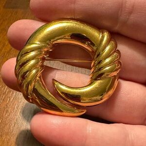 Napier vintage gold tone brooch. EUC, 1 3/4”. Does not take magnet.